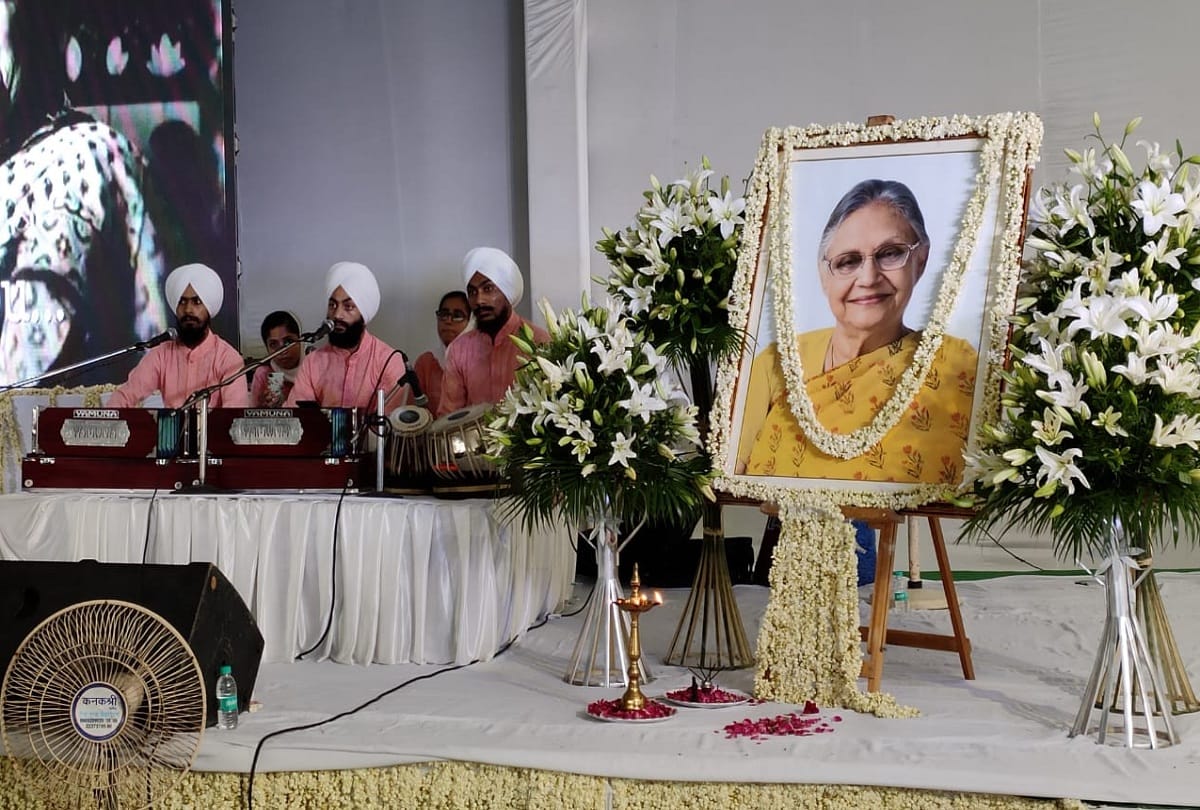 Tribute paid program to Sheila Dixit at State Congress headquarters