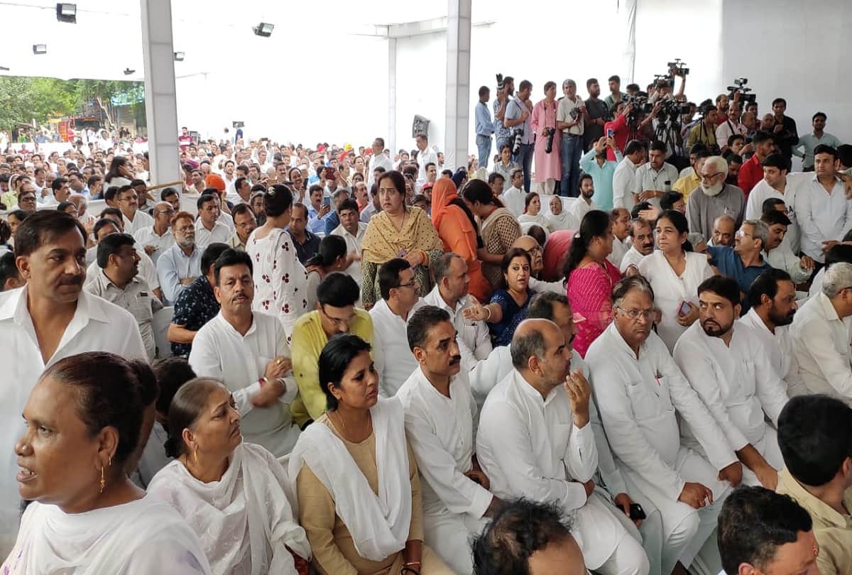 Tribute paid program to Sheila Dixit at State Congress headquarters