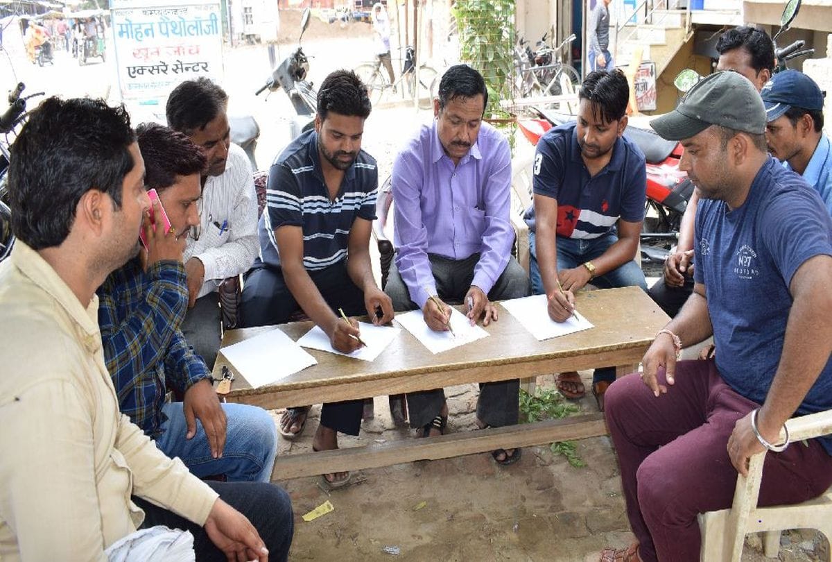 shiksha mitra write letter with blood to Cm Yogi Adityanath in mainpuri