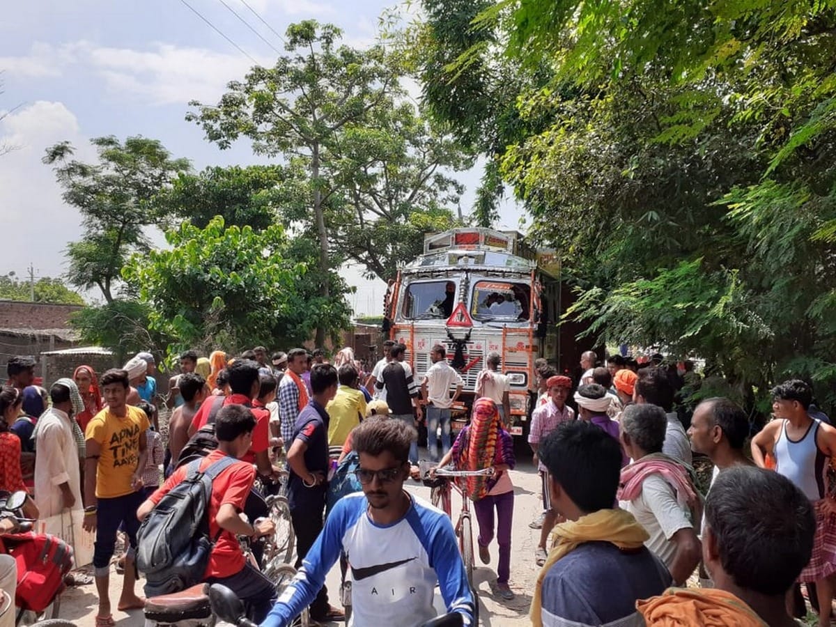 truck collision with bike three people died revati bairiya road in ballia villegers road jam