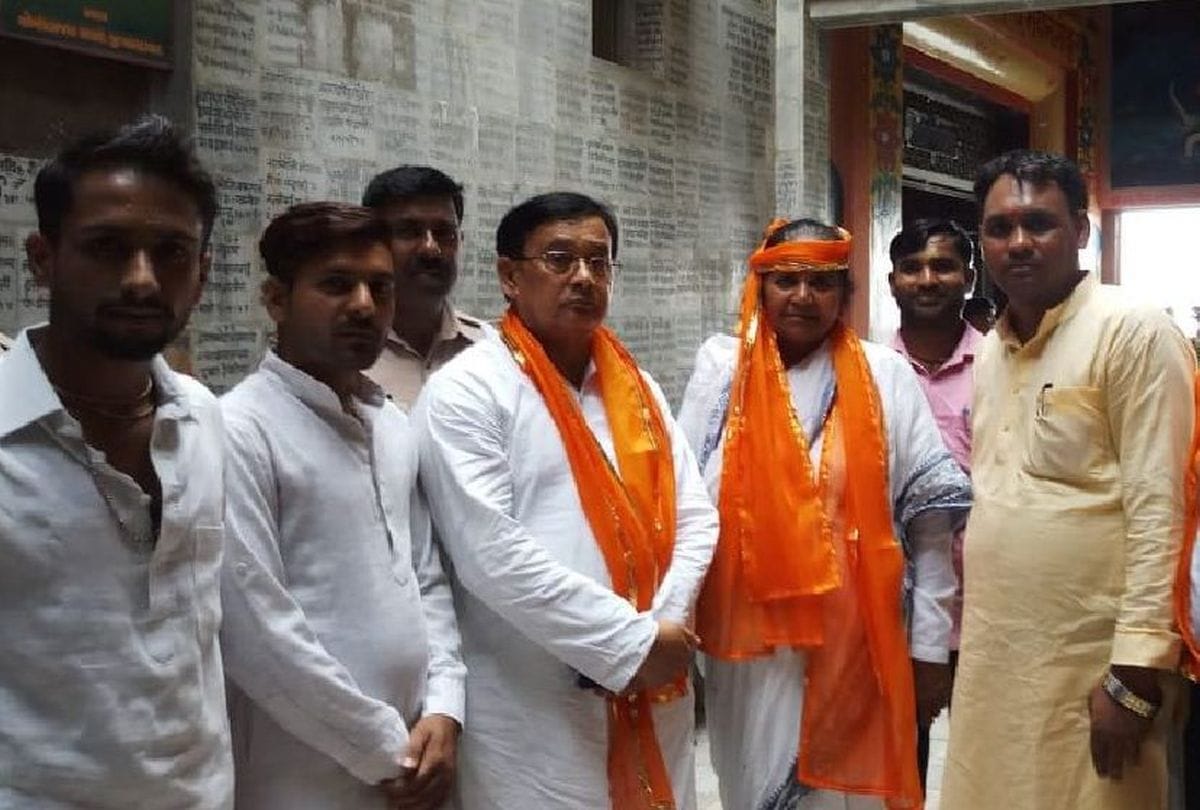 UP Social Welfare Minister Gulabo Devi Visited Thakur ji in Gokul