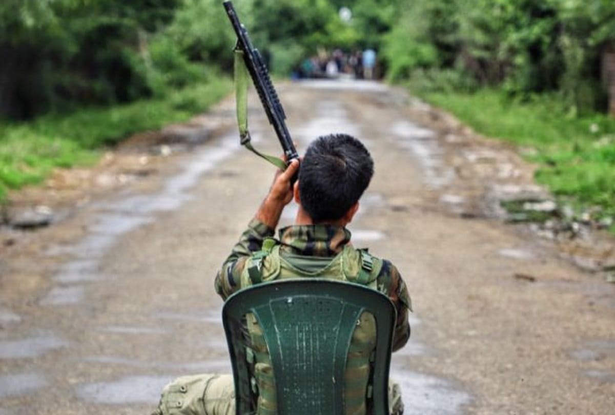 Truth of viral picture of Indian soldier sitting in the chair with automatic gun in Jammu-Kashmir