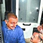 मीडिया से बात करते कुलदीप सिंह सेंगर