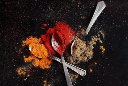महंगाई: टमाटर के बाद मसालों के दाम बढ़े, हरी सब्जियों के साथ प्याज भी होने लगा महंगा Himachal News: Spice prices hike amid inflation in Himachal Pradesh