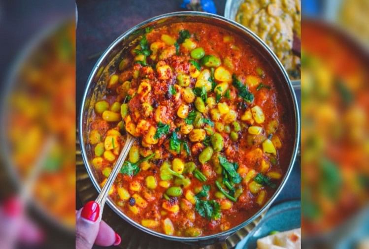 Enjoy this delicious snack made from corn in the rainy season with tea