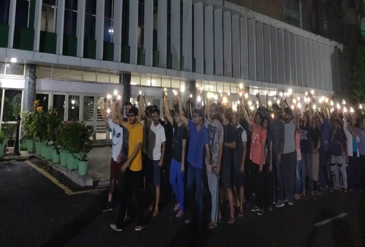 AIIMS Doctors held protest march on road at late night, Delhi