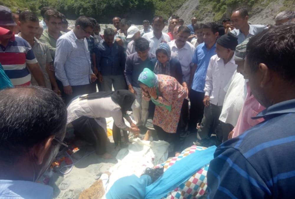 Daughter Doing Father Funeral for fulfill dying wish in tehri 