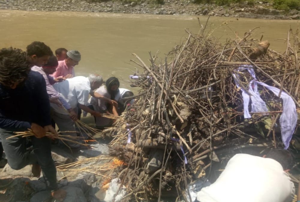 Daughter Doing Father Funeral for fulfill dying wish in tehri 