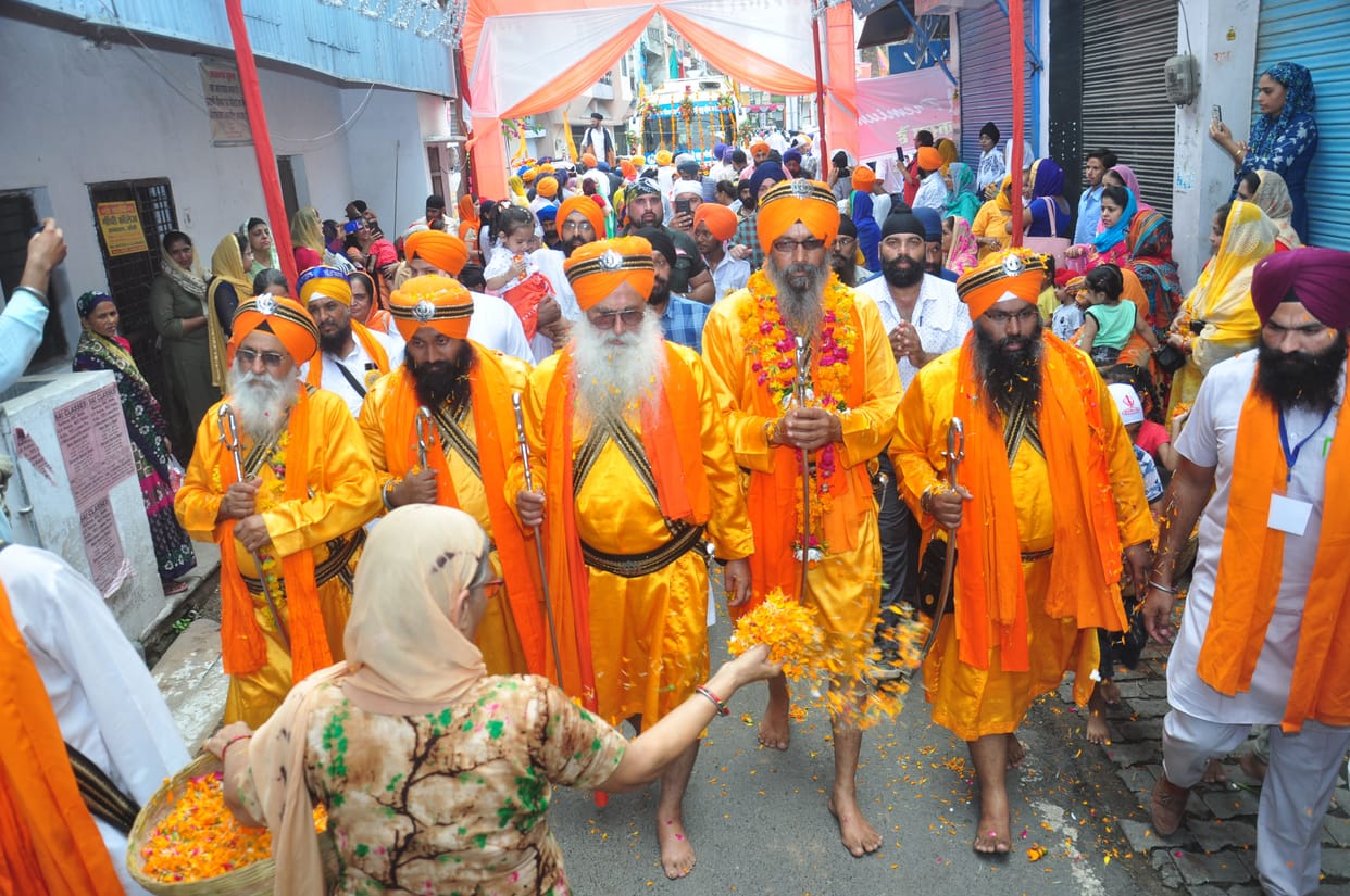 Gurunanak prakash jagriti yatra was welcomed  with flower petals