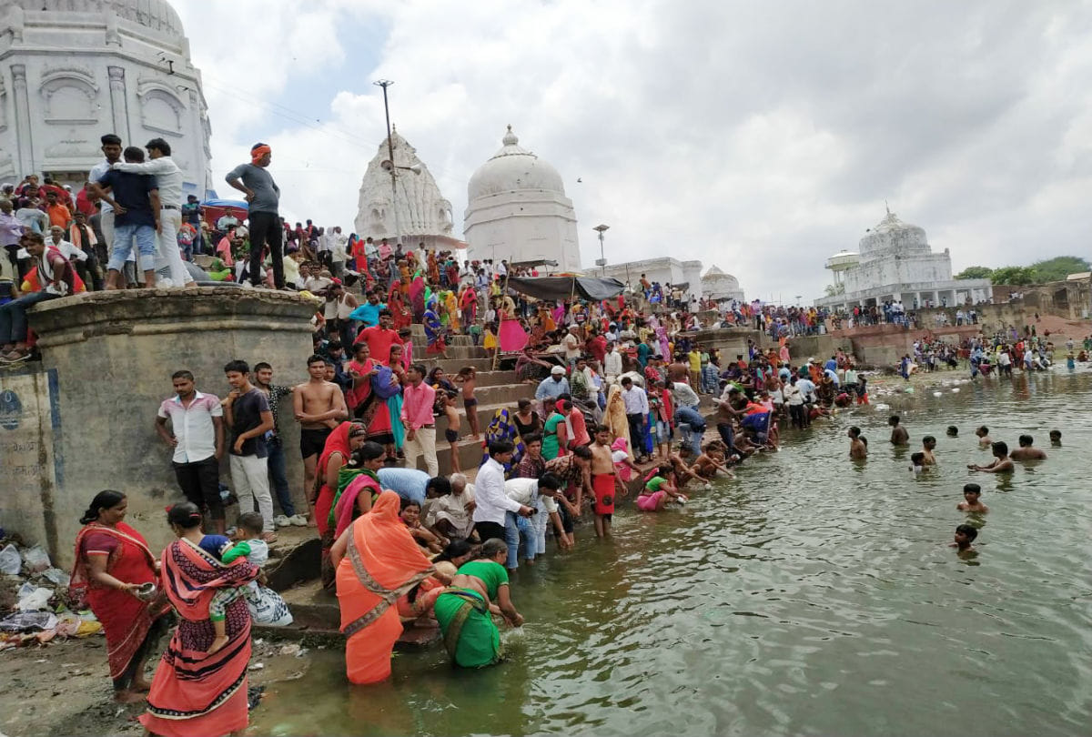 devotees performed worship lord shiva in bateshwar on sawan ka somvar