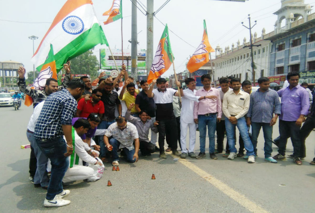 celebration over modi government decision on article 370 in jammu-kashmir