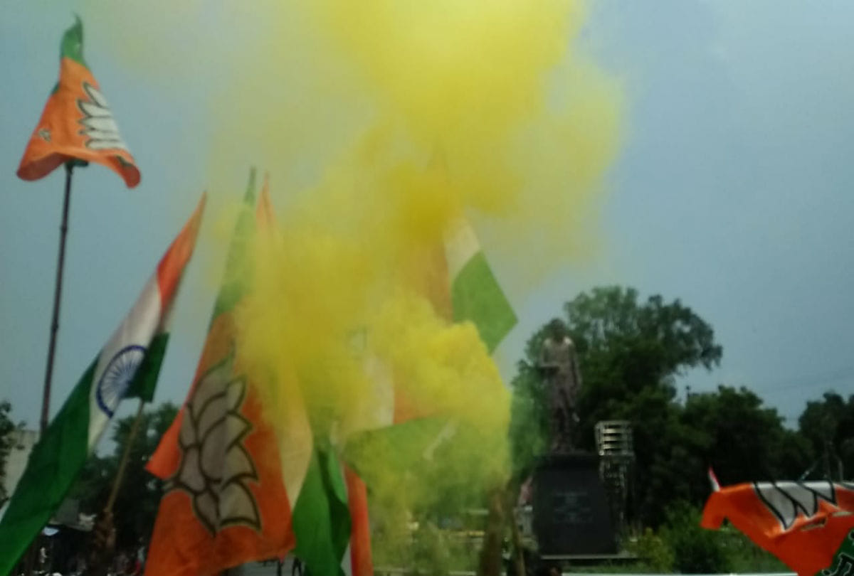 bjp workers celebration over scrapped article 370 from jammu and kashmir
