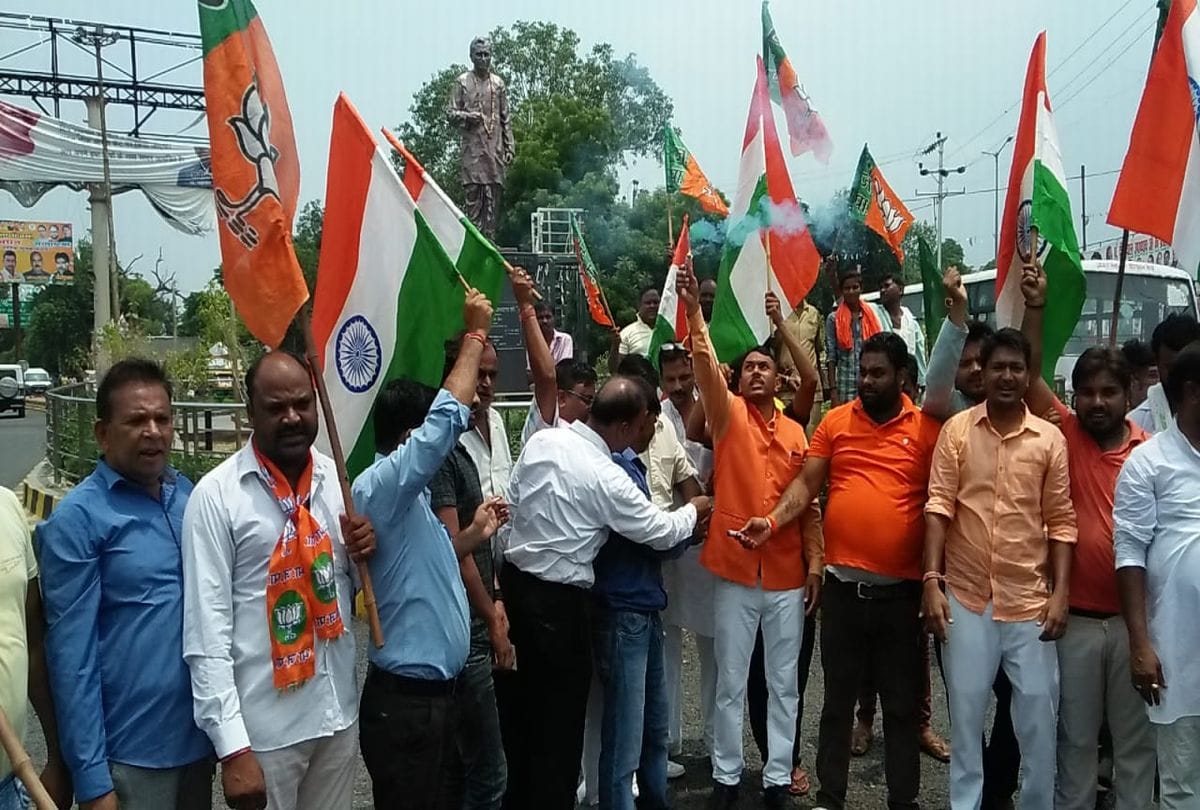 bjp workers celebration over scrapped article 370 from jammu and kashmir