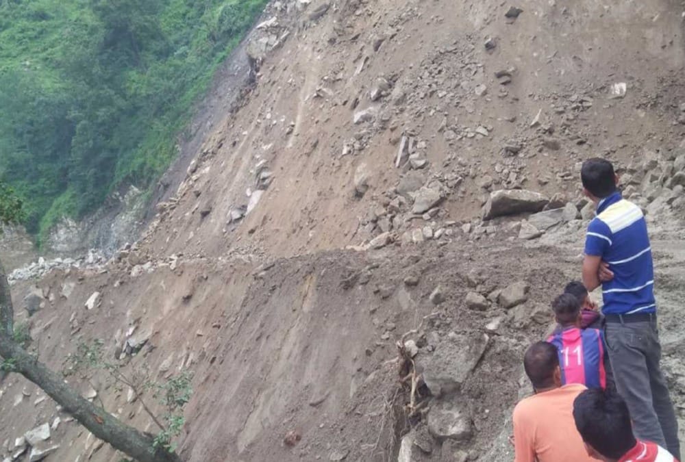 Uttarakhand: deteriorating national highway in Pauri district, People lives in danger, boulders falling from the hill