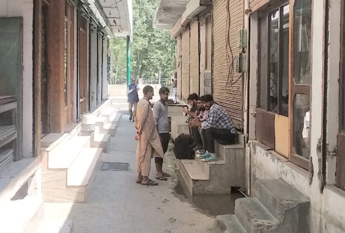 Kashmiri in Kullu upset due to lack of information about the situation in the valley