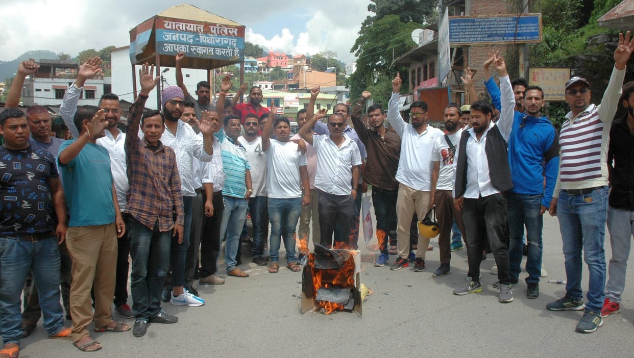 kaangresiyon ne phoonka pradesh sarakaar ka putala