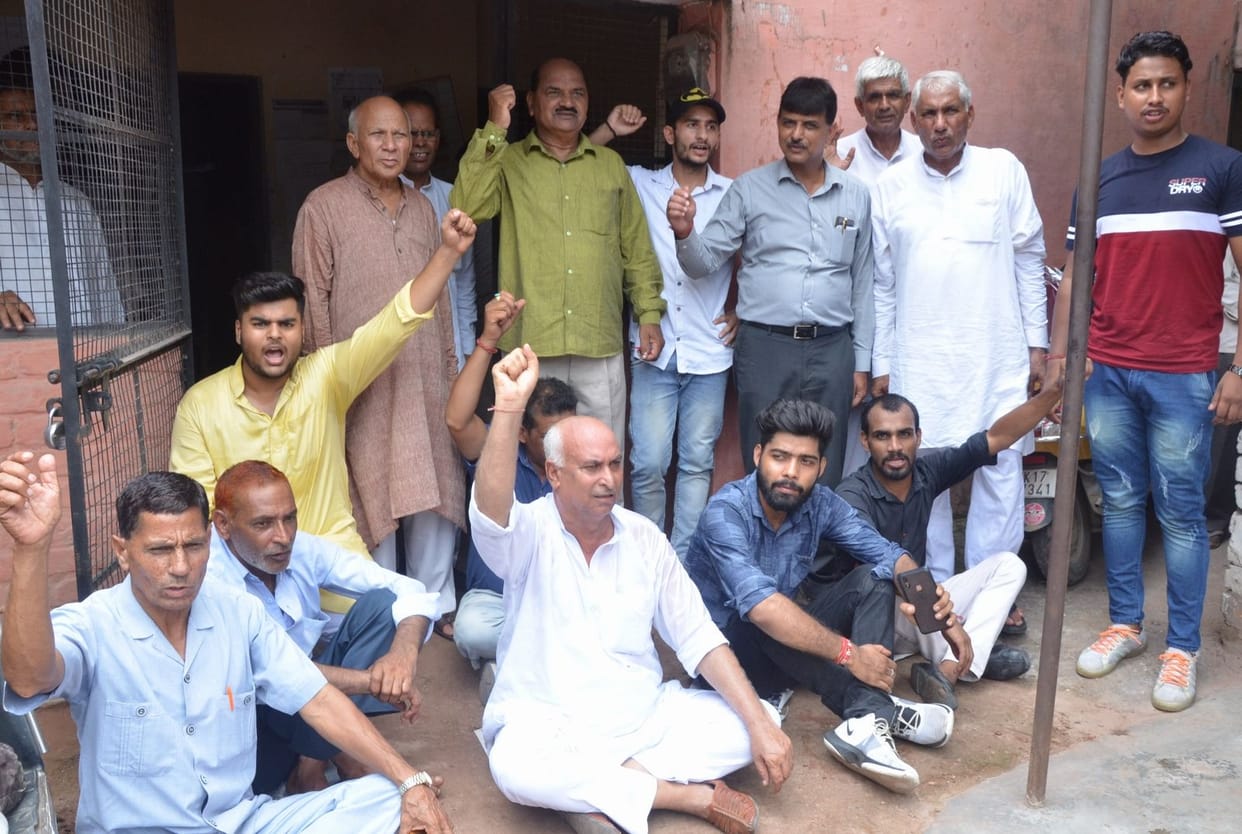 Rampage on not giving ration card online