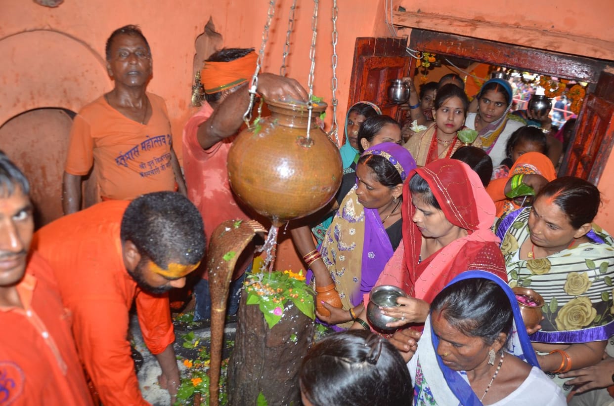 Shiva devotees did Bhole Nath's Jalabhishek