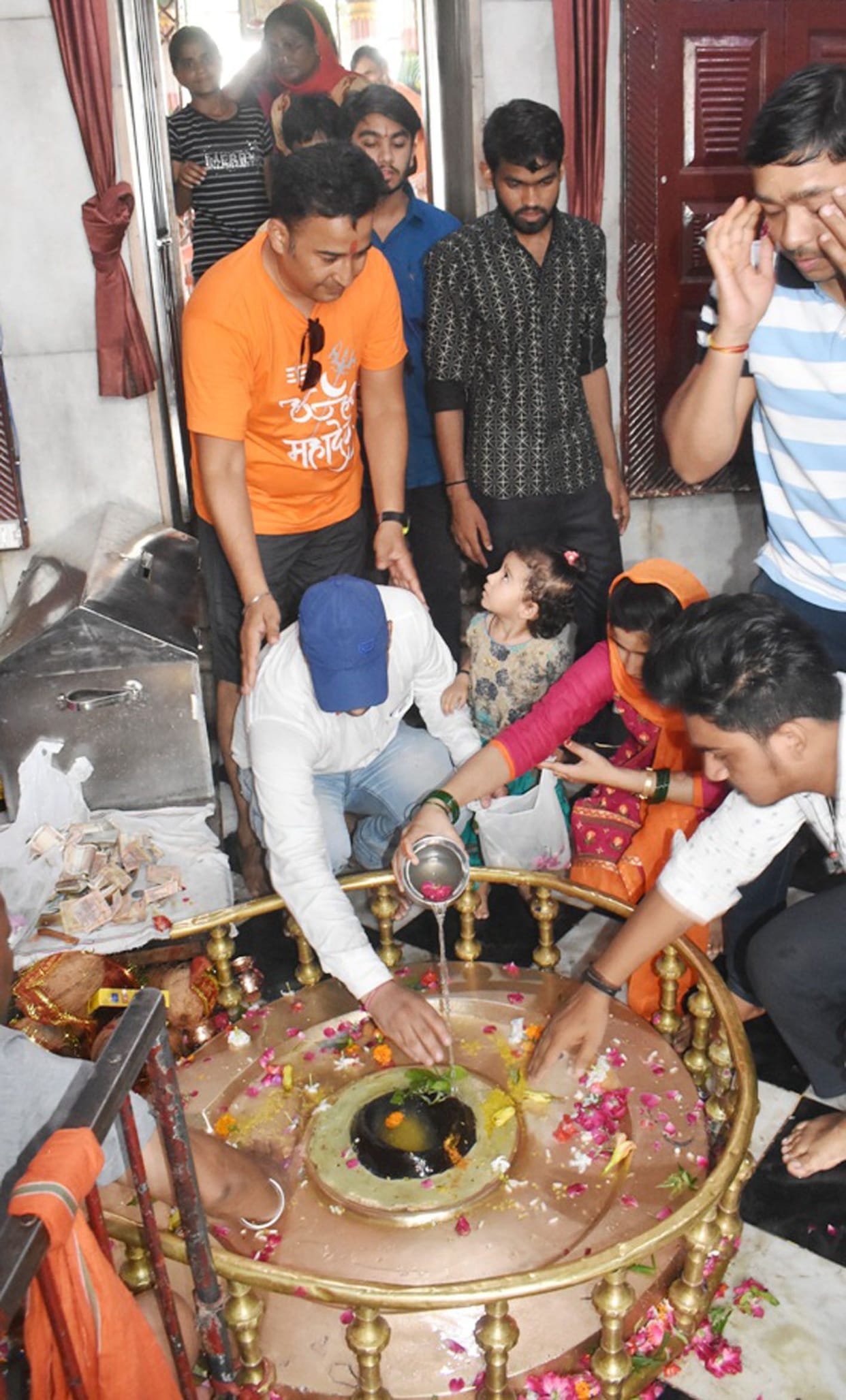 Crowd of devotees at the rate of naive