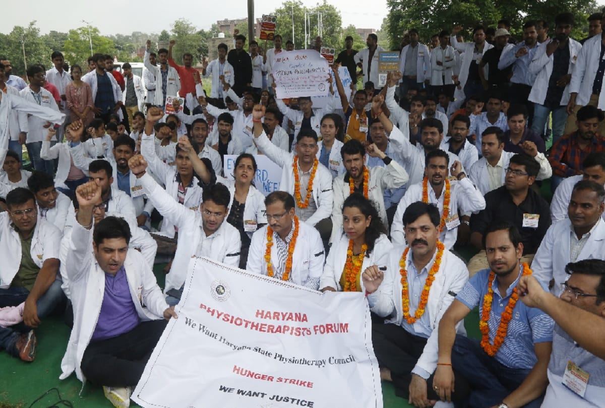 Physiotherapist opened front started indefinite hunger strike