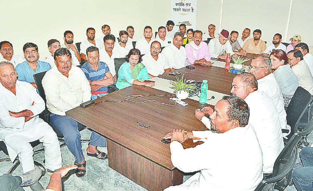 Together remember the martyrs, says maa tujhe pranam