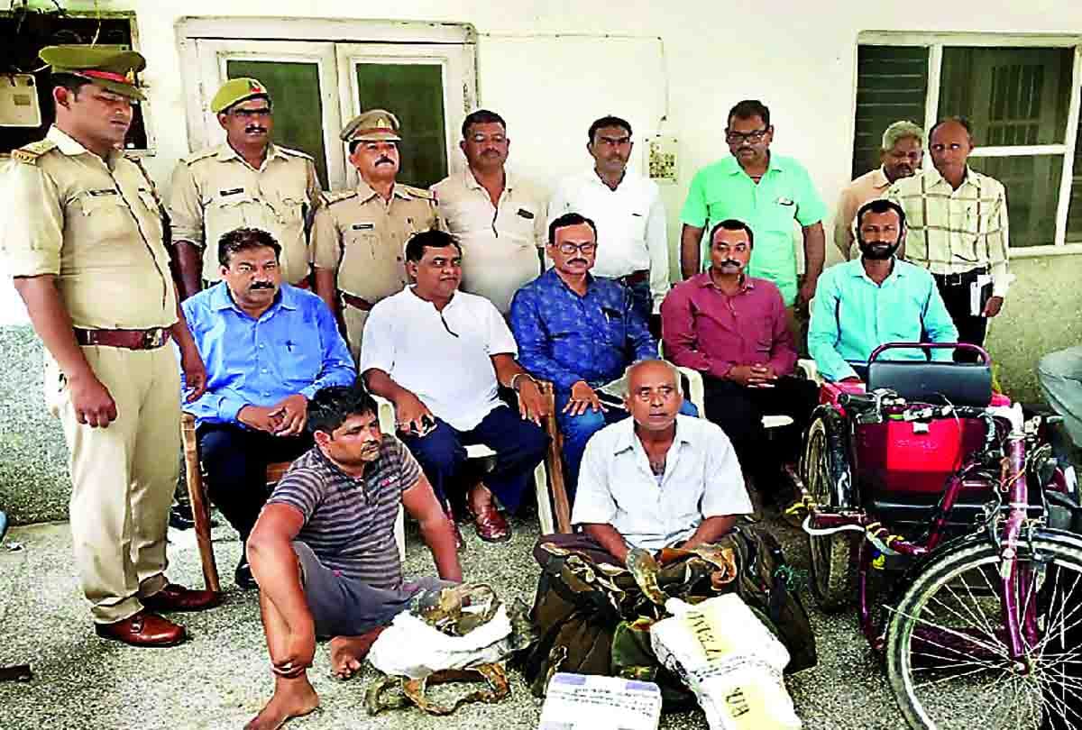 two smuggler arrested from etawah railway station