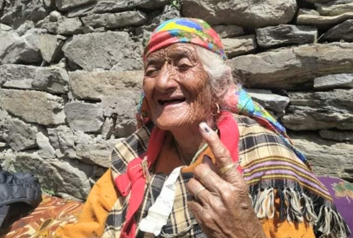110 year old Shadi devi died in wait of road and electricity kullu himachal pradesh