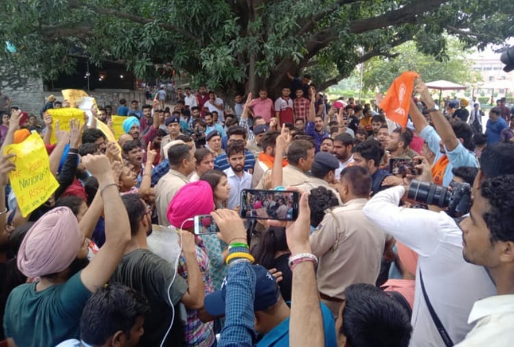 Clash in Punjab University in Students on Article 370 revoke from Jammu Kashmir