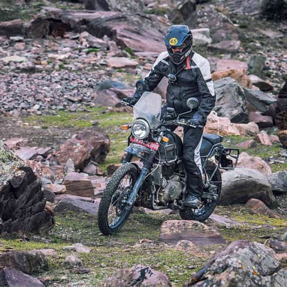 Every Biker dream about to reach on Ladakh highest motorable road Khardungla Top
