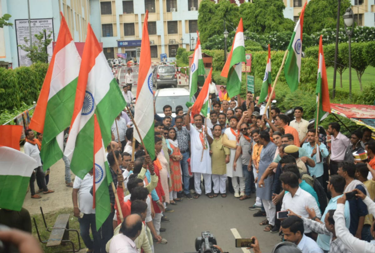 bjp workers celebration over scrapped article 370 from jammu and kashmir