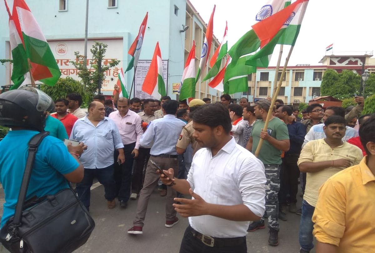 bjp workers celebration over scrapped article 370 from jammu and kashmir