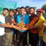 सागर का स्वागत करते दोस्त व परिजन