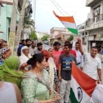 अनुच्छेद 370 हटने के बाद लोग मनाते जश्न