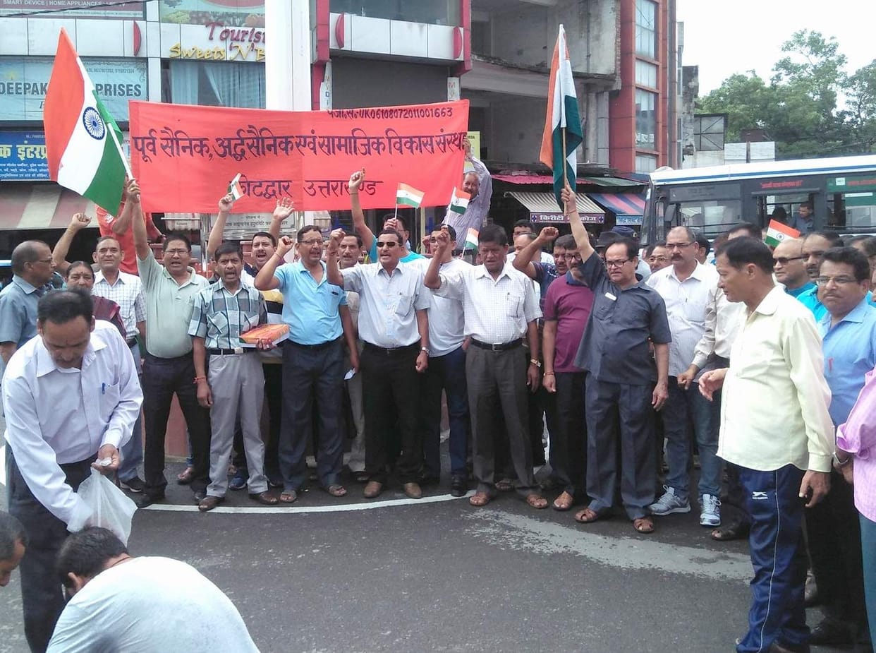 Retire army people showing happiness on article 370