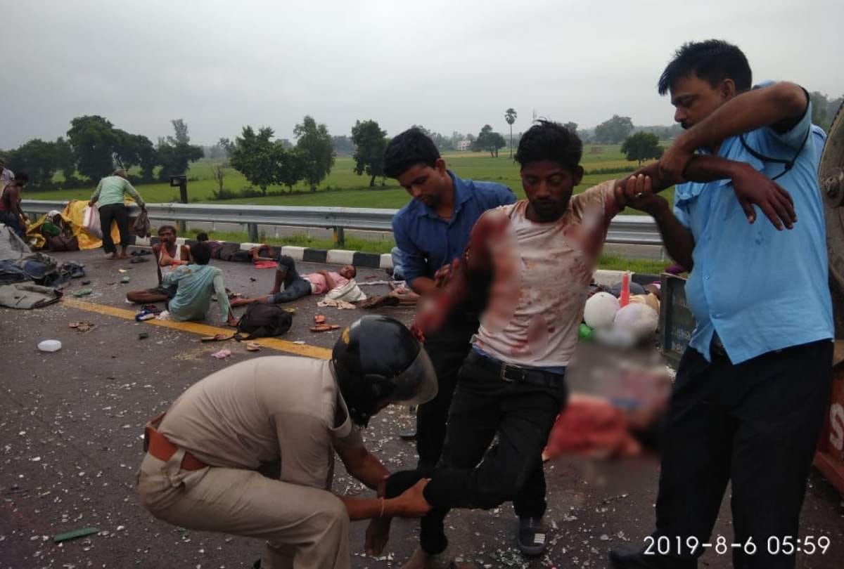 speedy tractor turn around on lucknow agra expressway 2 killed many injured all update development