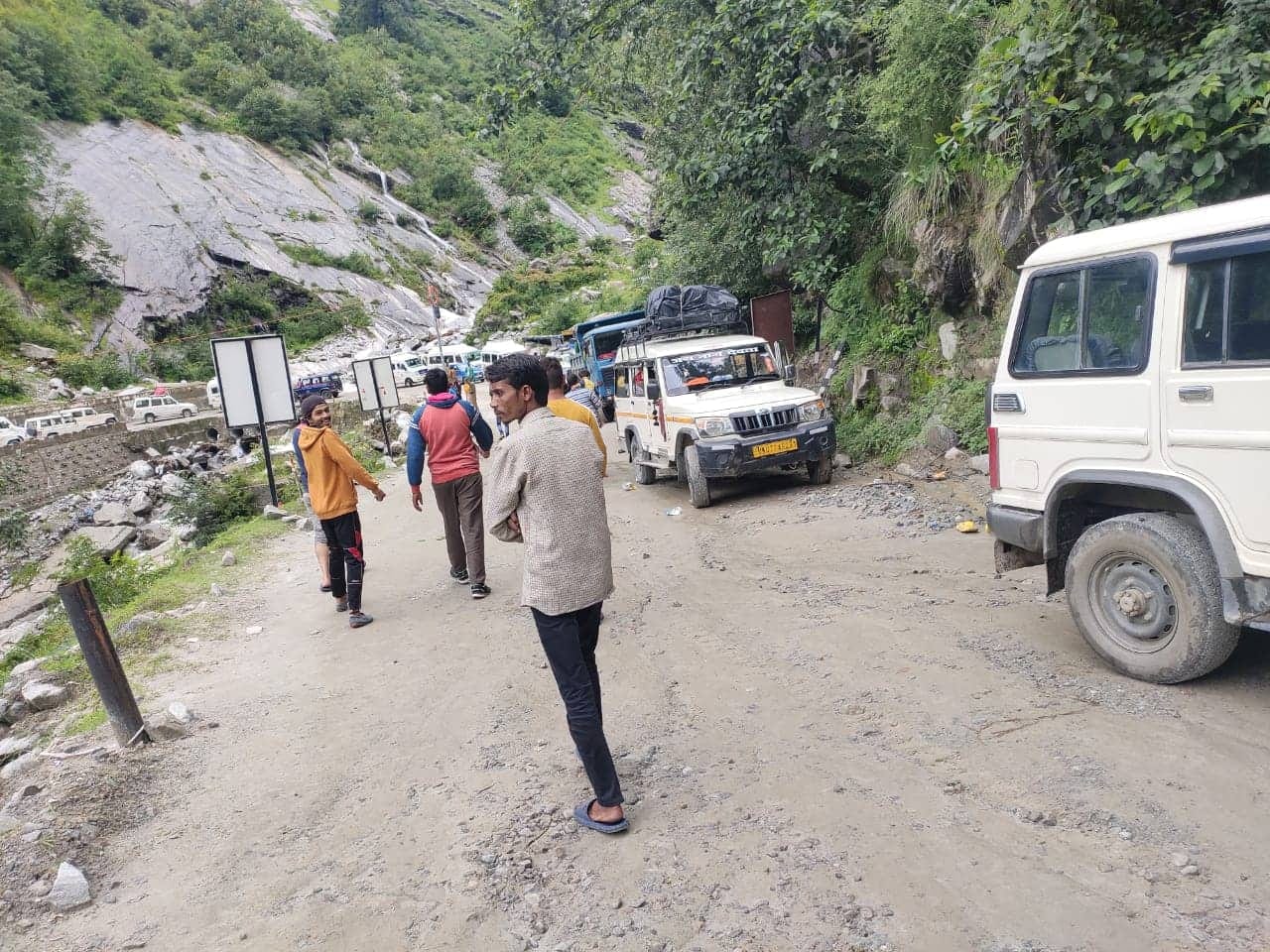mumbai devotee bus accident on badrinath highway