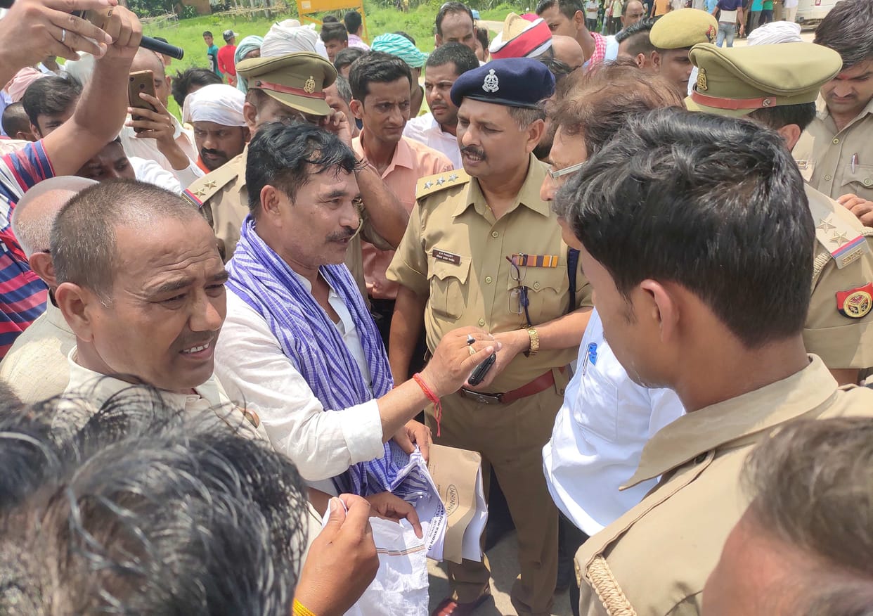 Anger over fixing compensation of land, farmers jammed road