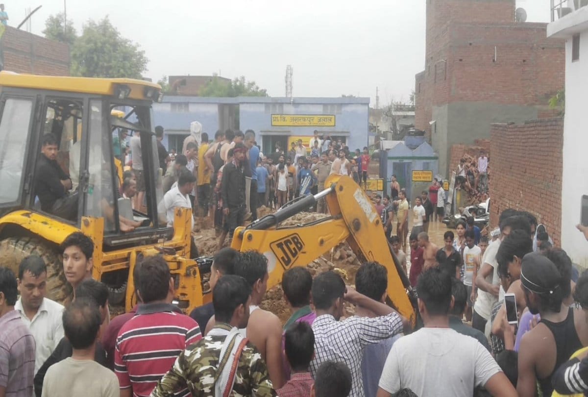 School wall collapsed due to Heavy rain in Aligarh