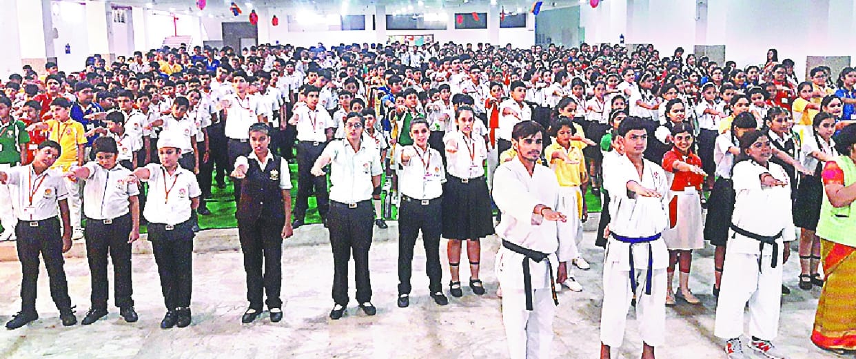 Aparajita 100 Million Smiles: Pen, hairband with arms Hit the games