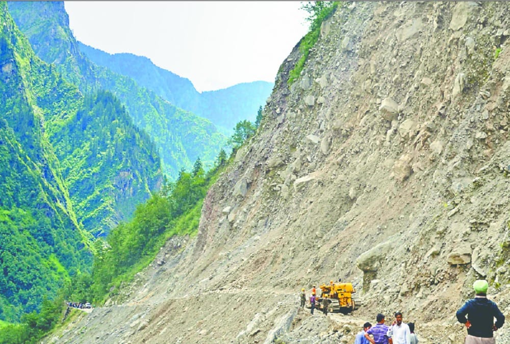 Badrinath yatra stop after Boulder falls on tourist bus 1200 pilgrims stuck