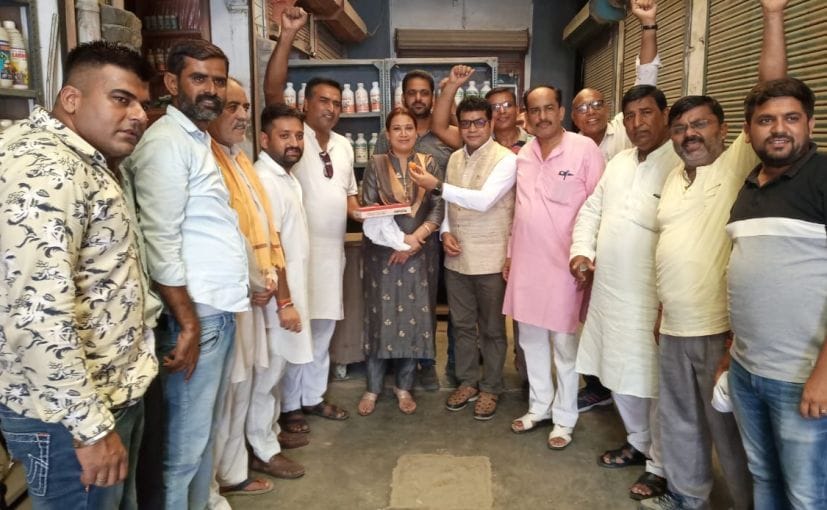Article 370 ends from Kashmir, BJP announces sweets