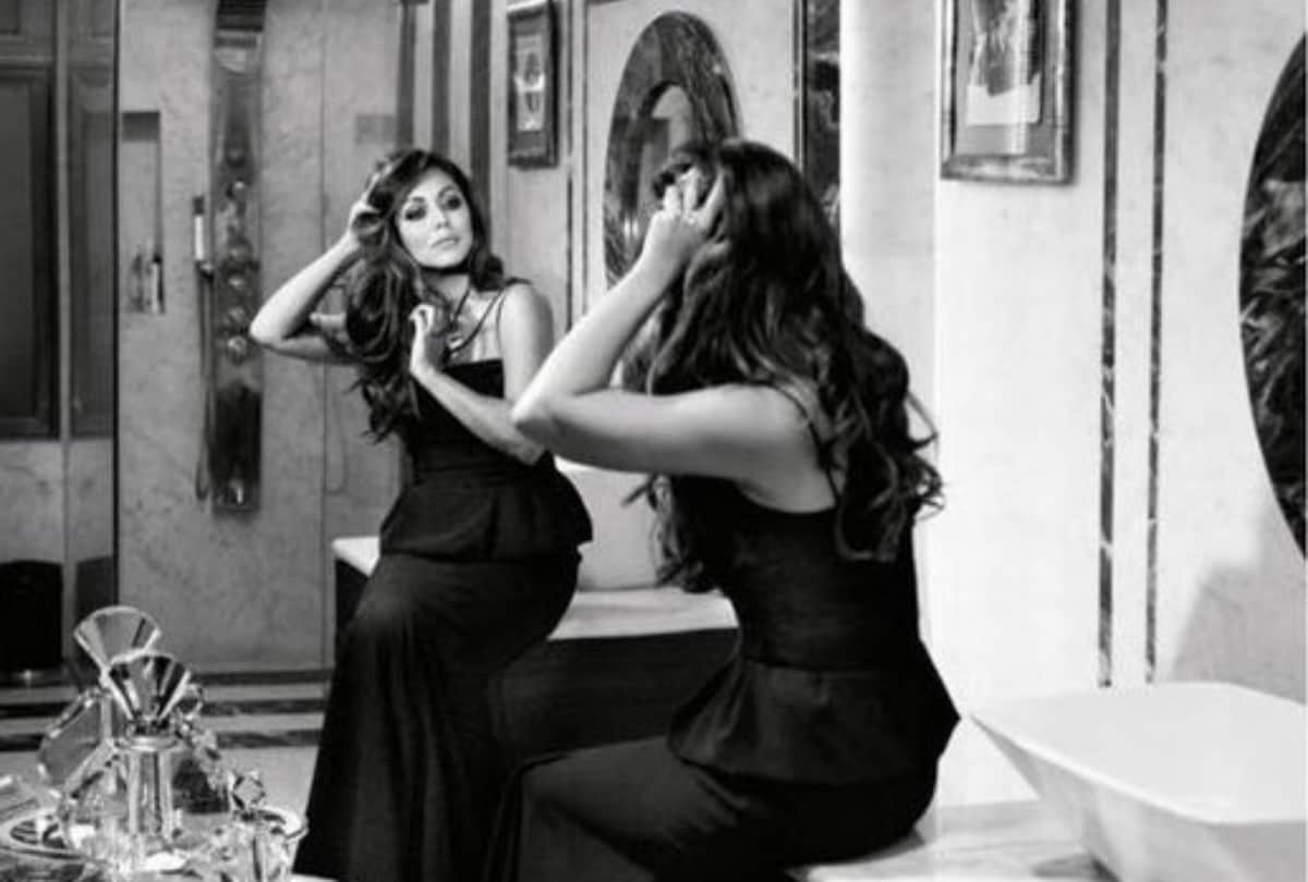 Suhana Khan mother Gauri Khan shares post of women empowerment after her daughter get troll for skin color