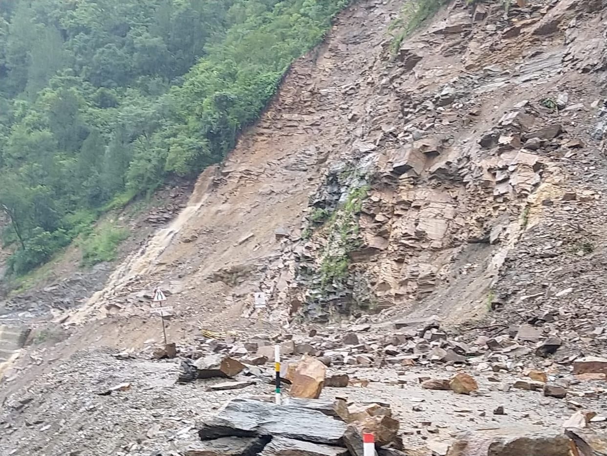 13 contact motorway closed with district including Rudraprayag-Gaurikund highway