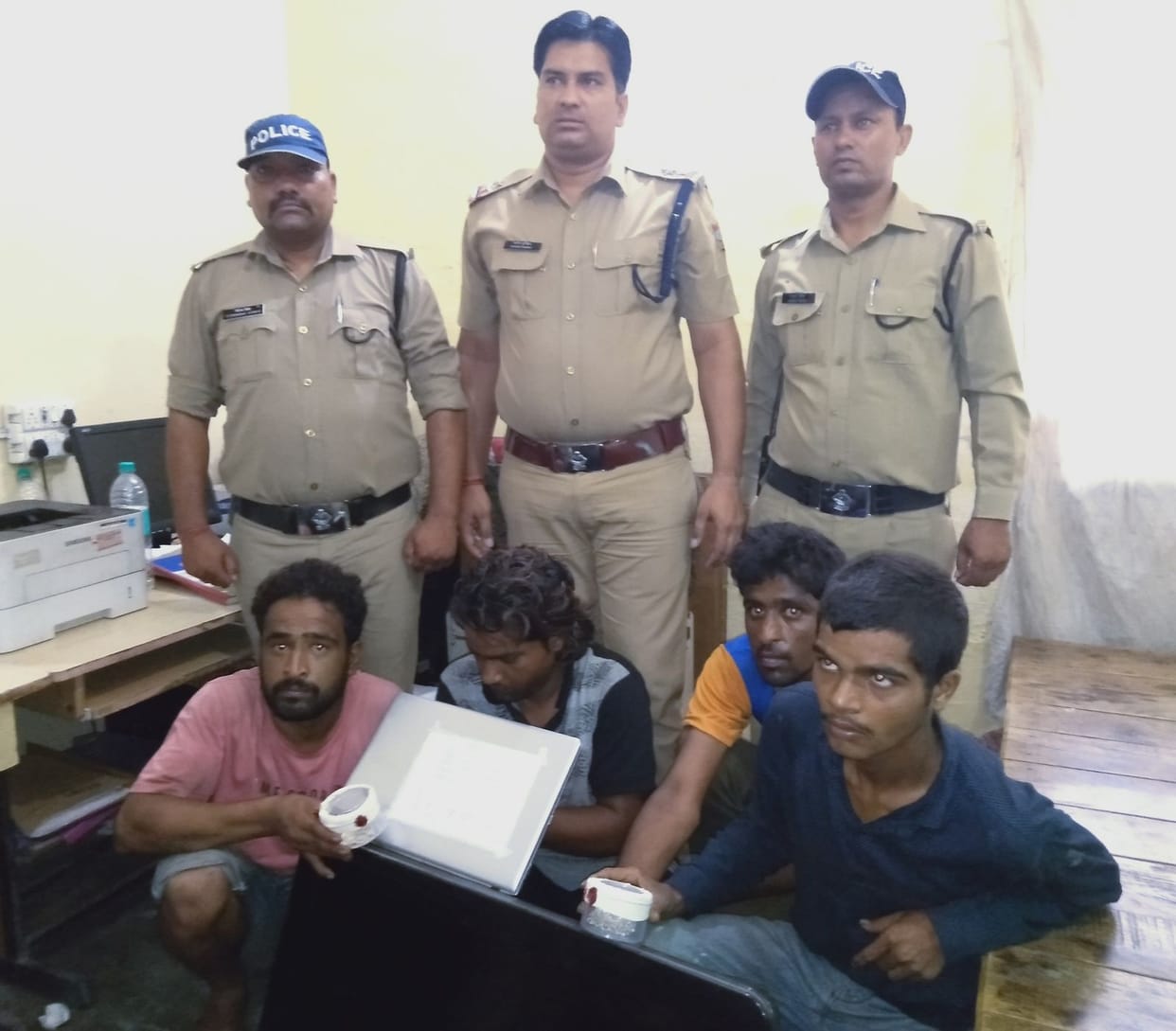 Four thieves who steal from a house arrested