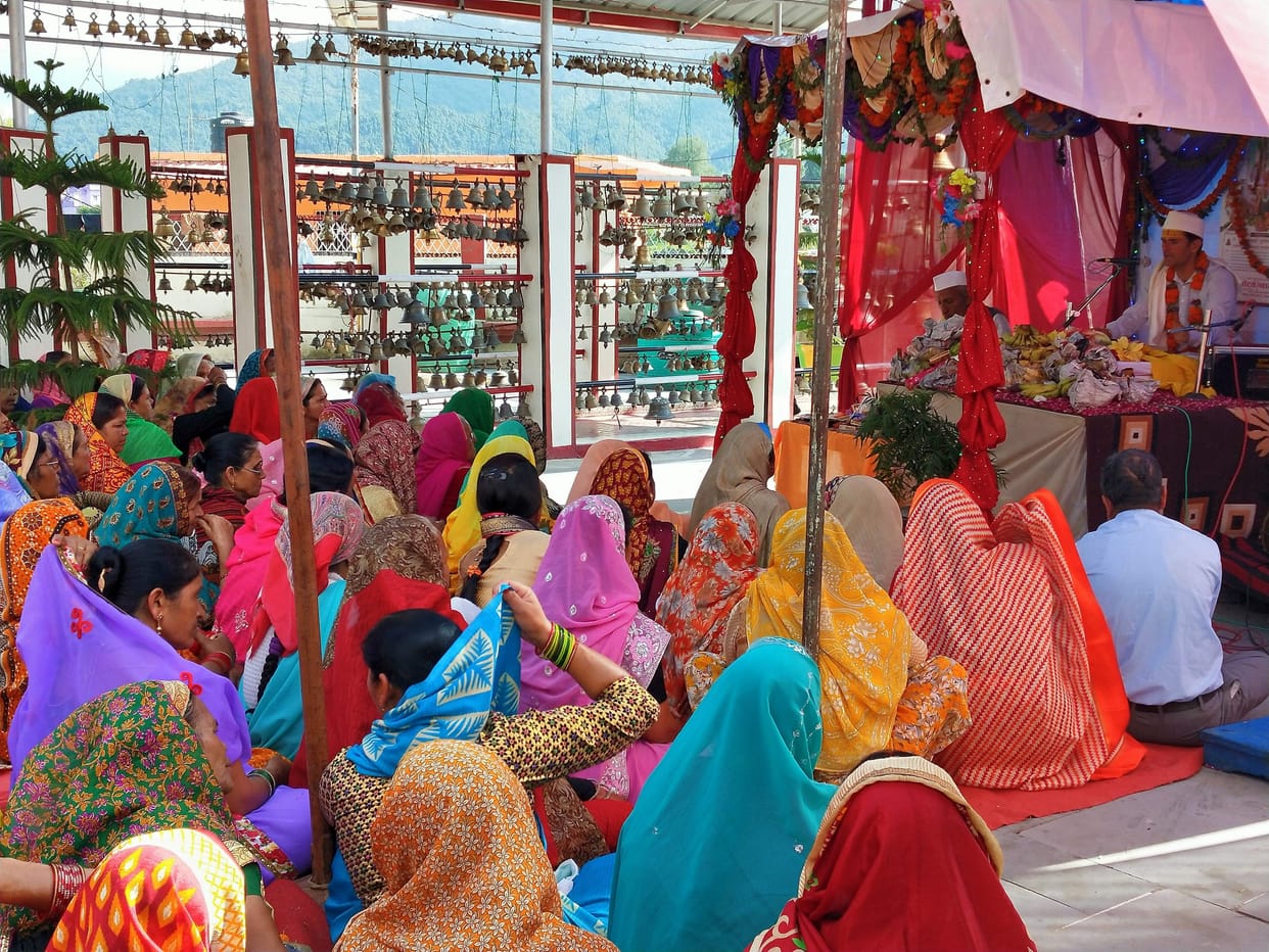 Devotees are going to listen Shiv Mahapuran Katha
