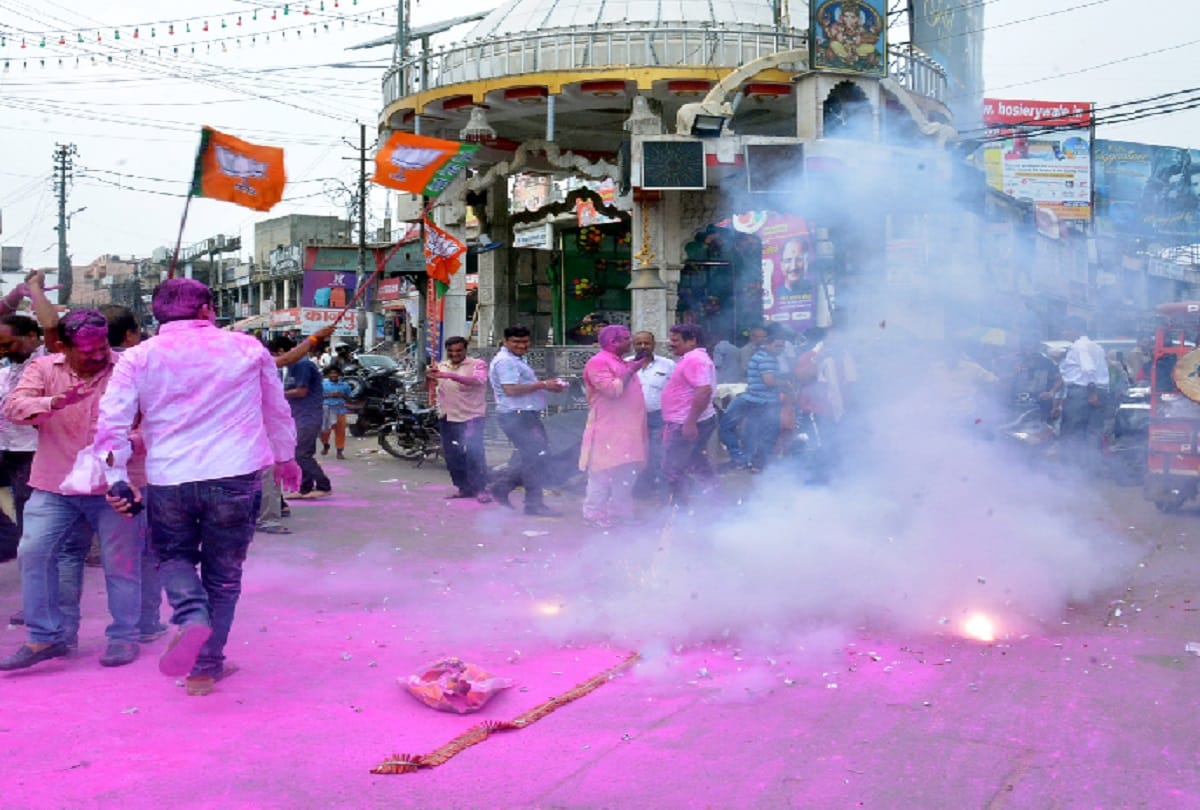 BJP leaders celebration in Muzafffarnagar city after section 370 ended in Jammu and Kashmir