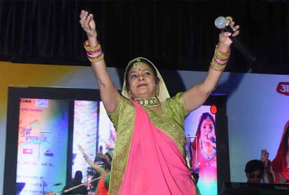 malini awasthi stage show in amar ujala maa tujhe pranam event
