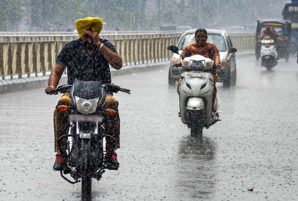 heavy rain lashes in parts of delhi ncr water logging traffic jam all update