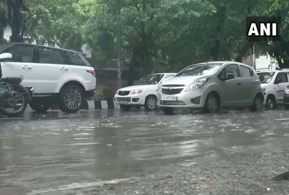 heavy rain lashes in parts of delhi ncr water logging traffic jam all update