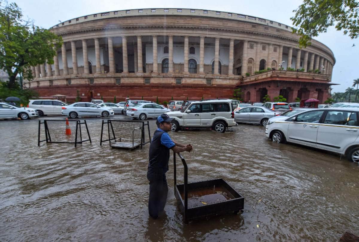 weather update heavy rain thunder clouds in delhi ncr relief from humidity traffic all update
